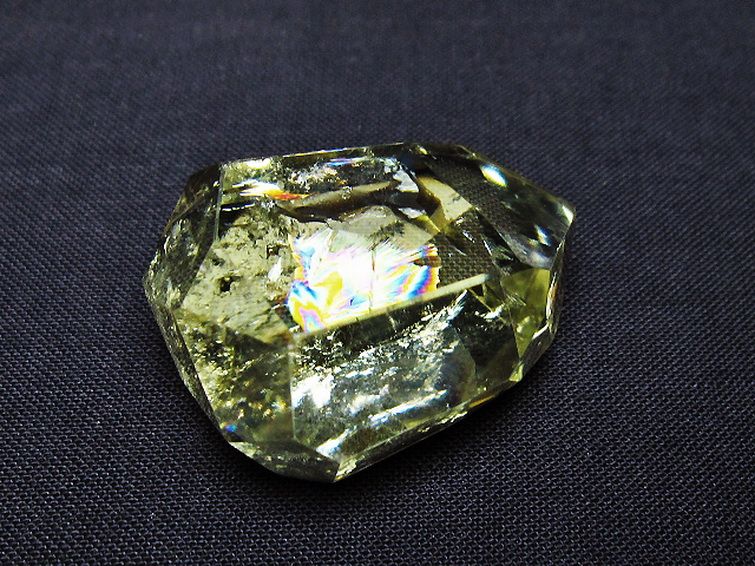 虹入り天然シトリン原石 6×2cm／レインボー効果あり／浄化済み パワーストーン 天然石 虹入り黄水晶(シトリン)原石[T436-2994]