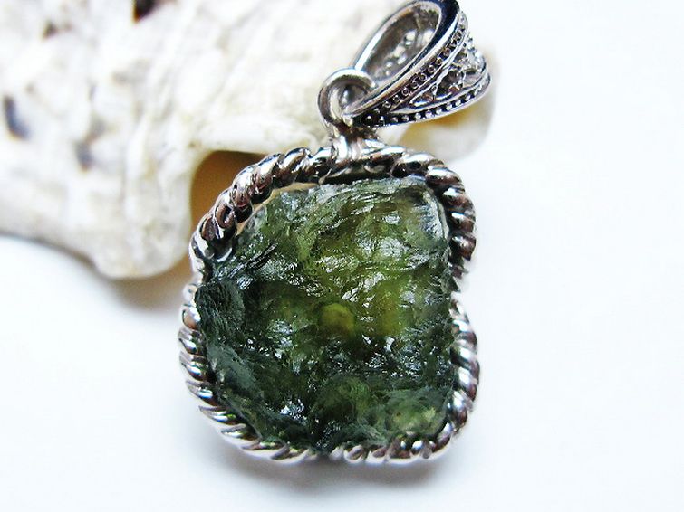 モルダバイトペンダント [t525-2319]