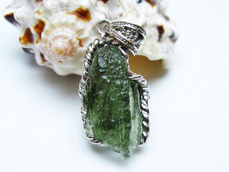 モルダバイトペンダント [t525-2354] 1枚目