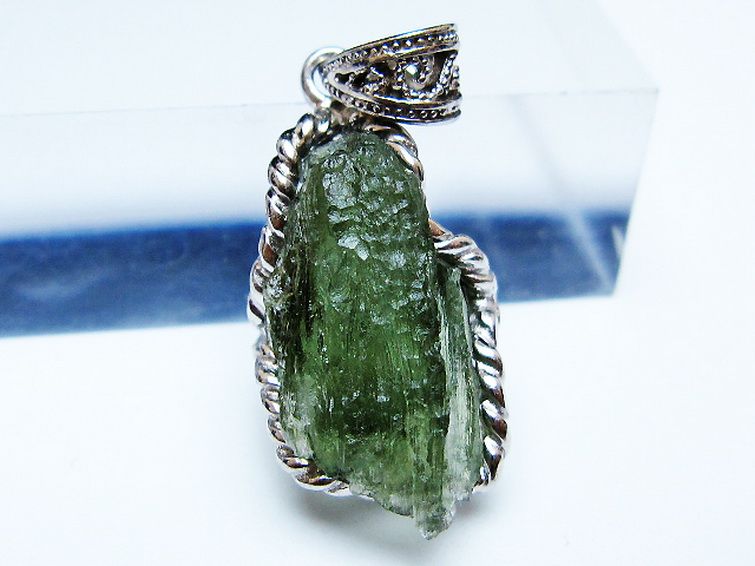 モルダバイトペンダント [t525-2354] 2枚目