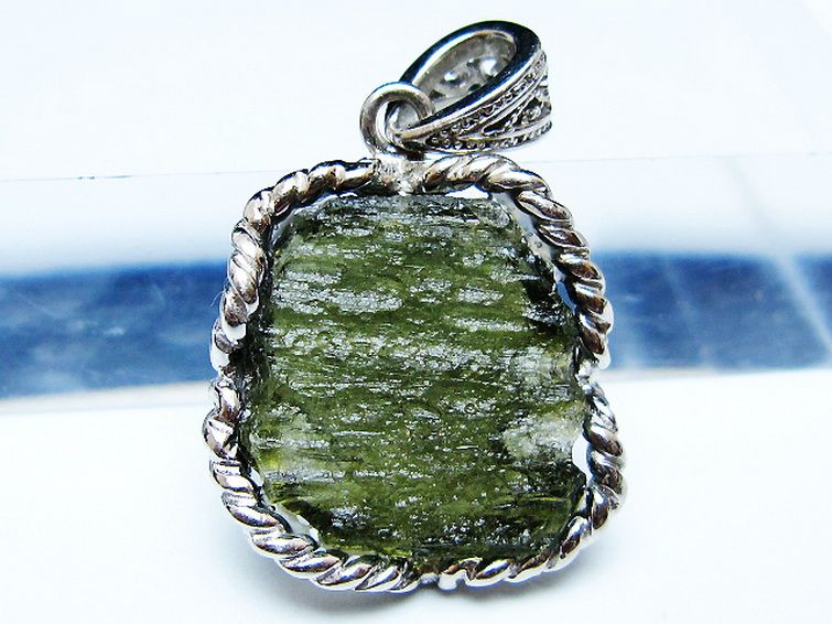 モルダバイトペンダント [t525-2368] 2枚目