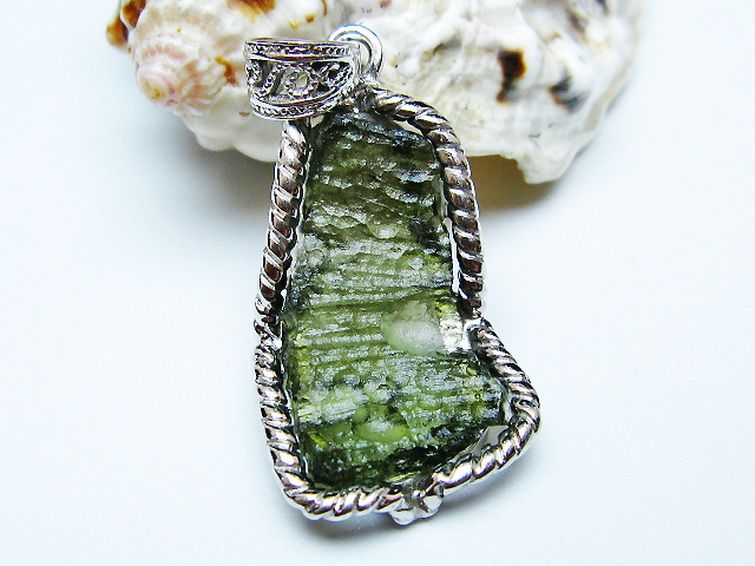 モルダバイトペンダント [t525-2379] 1枚目