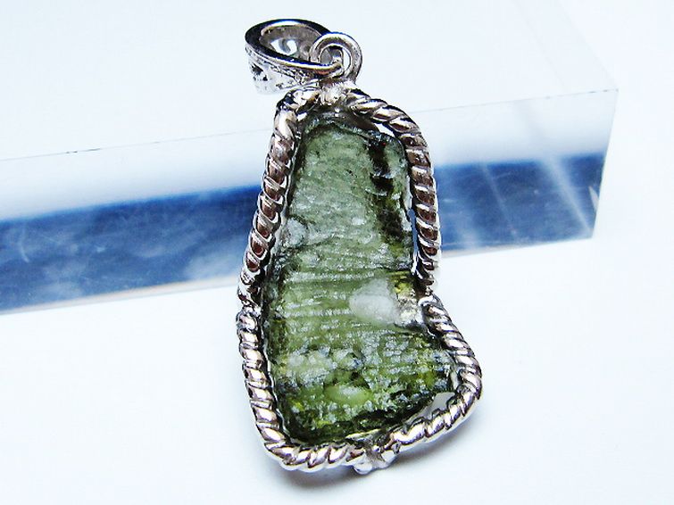 モルダバイトペンダント [t525-2379] 2枚目