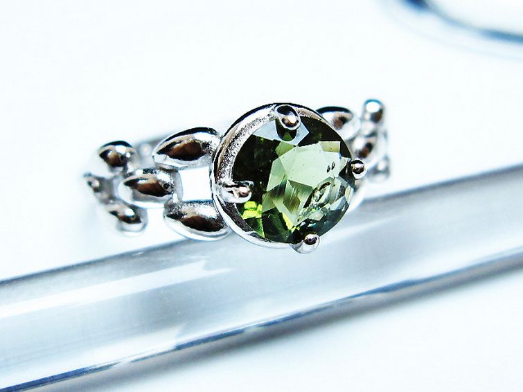 モルダバイト指輪(16号) [t526-1476]