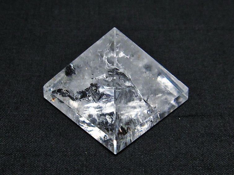 虹入りヒマラヤ水晶ピラミッド[T600-2108] 2枚目
