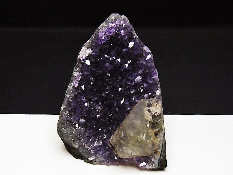 ウルグアイ産 アメジストクラスター カルサイト共生 [t614-9009] 1枚目