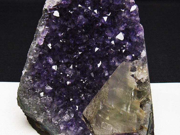 ウルグアイ産 アメジストクラスター カルサイト共生 [t614-9009] 3枚目