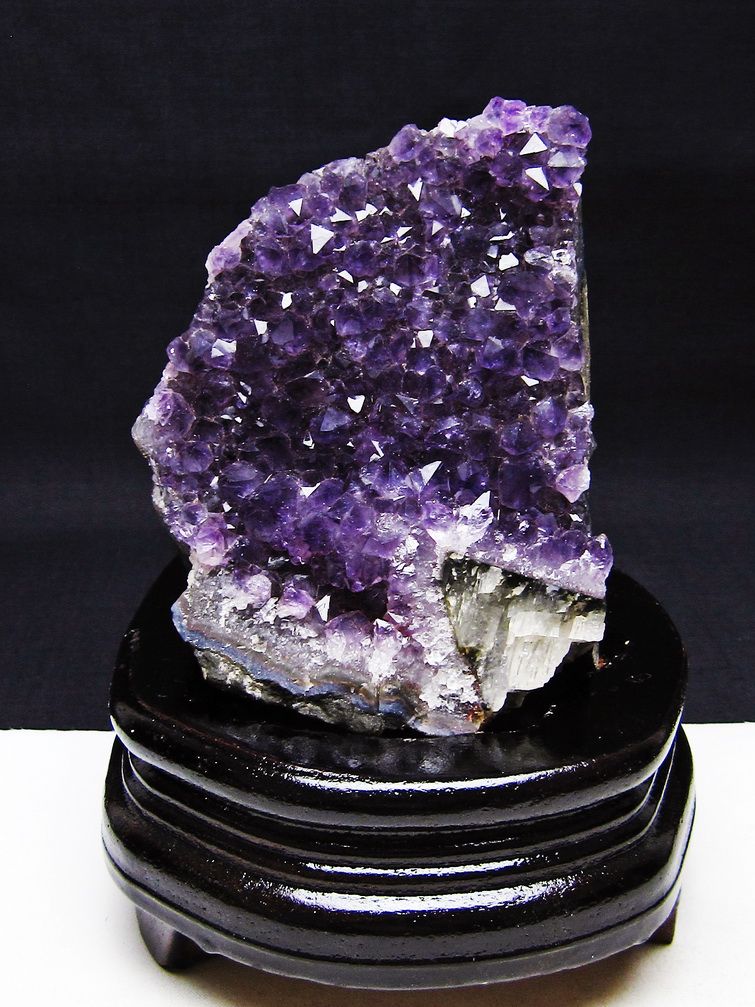 ウルグアイ産 アメジストクラスター カルサイト共生 台座付き[T614-9361] 1枚目