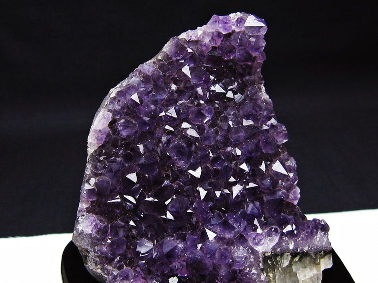 ウルグアイ産 アメジストクラスター カルサイト共生 台座付き[T614-9361] 3枚目
