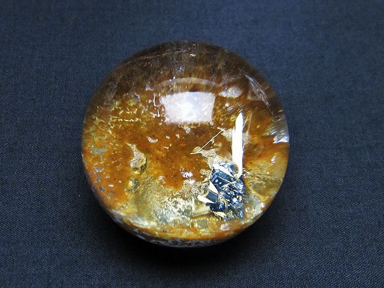 天然石 ゴールドタイチンルチル入り水晶丸玉42mm[T637-4417] 2枚目