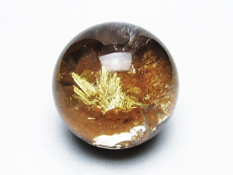 天然石 ゴールドタイチンルチル入り水晶丸玉42mm[T637-4440] 1枚目
