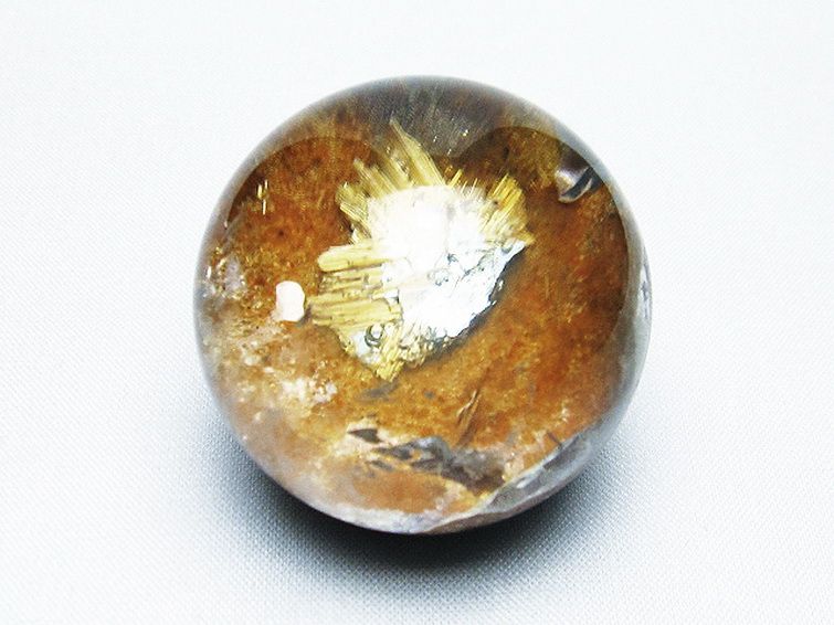 天然石 ゴールドタイチンルチル入り水晶丸玉43mm[T637-4449] 1枚目
