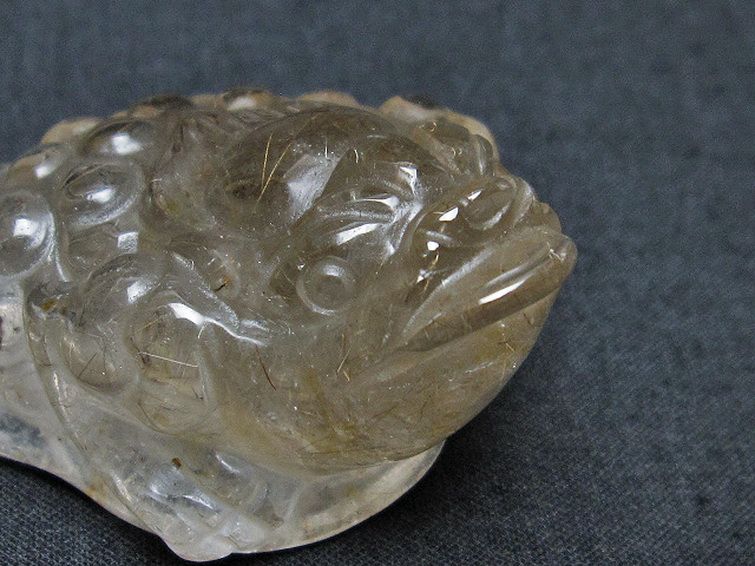 天然石 ルチルクォーツ（金針ルチル水晶） 金蟾 置物[T801-412] 2枚目